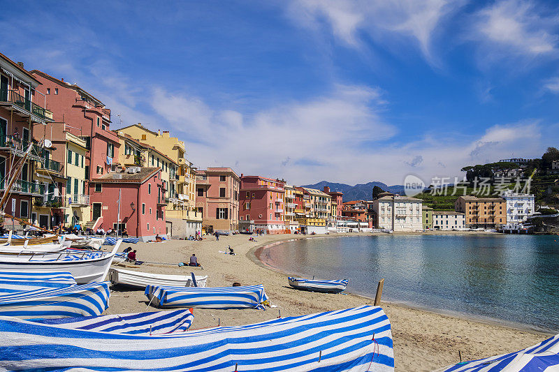 它位于Sestri Levante的Baia del Silenzio(沉默湾)，被意大利利古里亚特色的彩色建筑包围